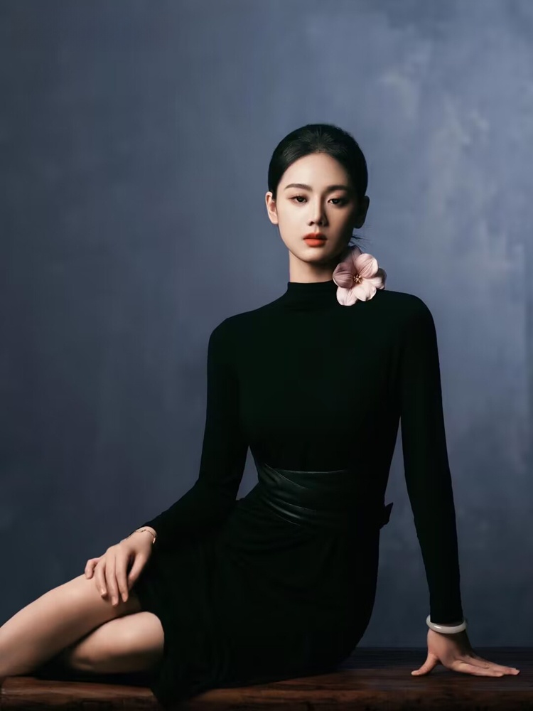 Ethnic Clothing & Online Fashion Store Khaadi Uk - 2026 新ファッションシンプルなハイエンド黒ポートレート写真ドレススタジオ個人的な気分アート服女性のエスニックステージ衣装